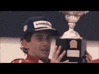 Senna levantando o troféu